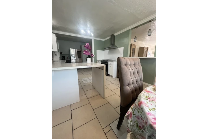 $2600 : Se renta bonita casa image 2