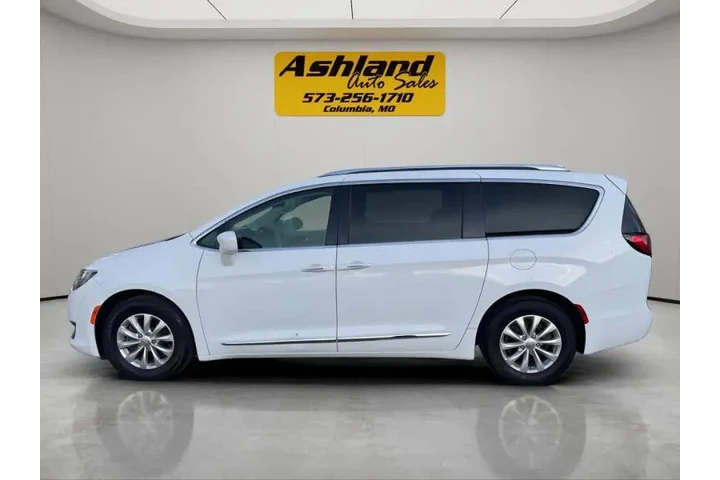 $10700 : 2018 Pacifica Touring L image 3