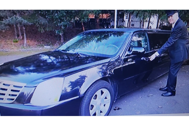 $9000 : Cadillac Limousine DTS 12 pass image 3