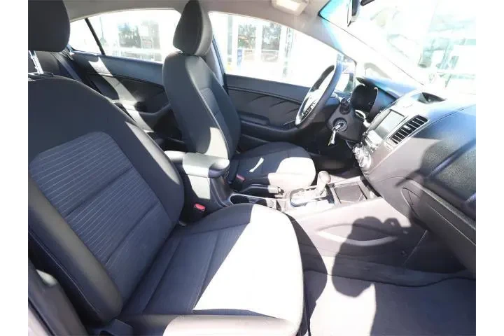 $8230 : Kia Forte 2018 LX 4dr Sedan image 10