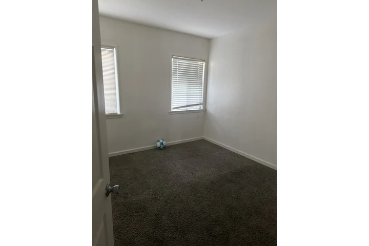 $950 : Se renta un cuarto. image 2