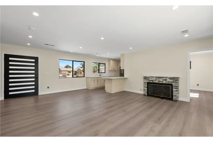 $2500 : 3 Bedroom Home in Leimert Park image 4