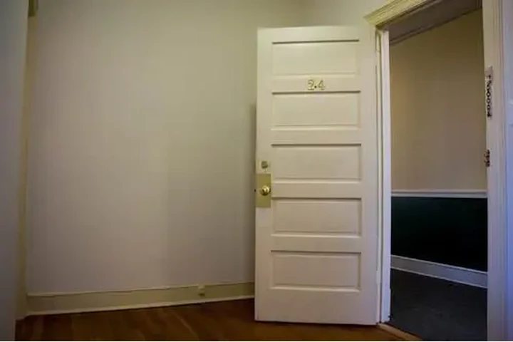 $1100 : Maywood CA con armario y baño. image 2