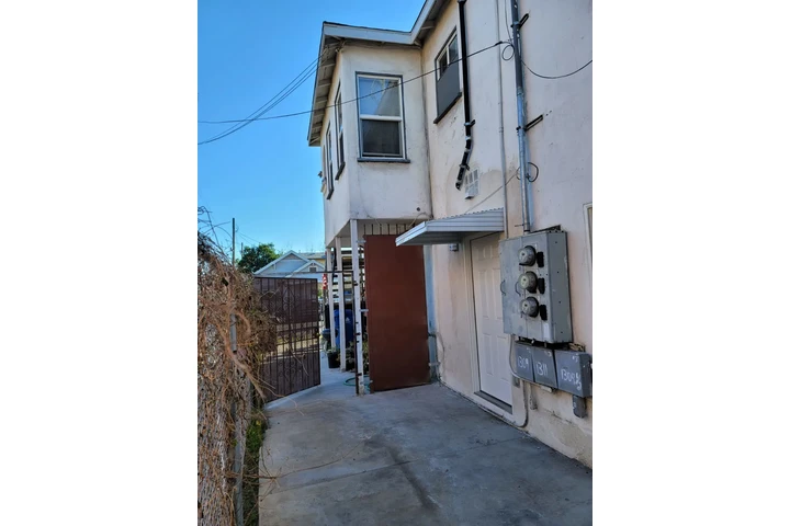 $1250 : Low Income  1309 e. 43 rd image 9
