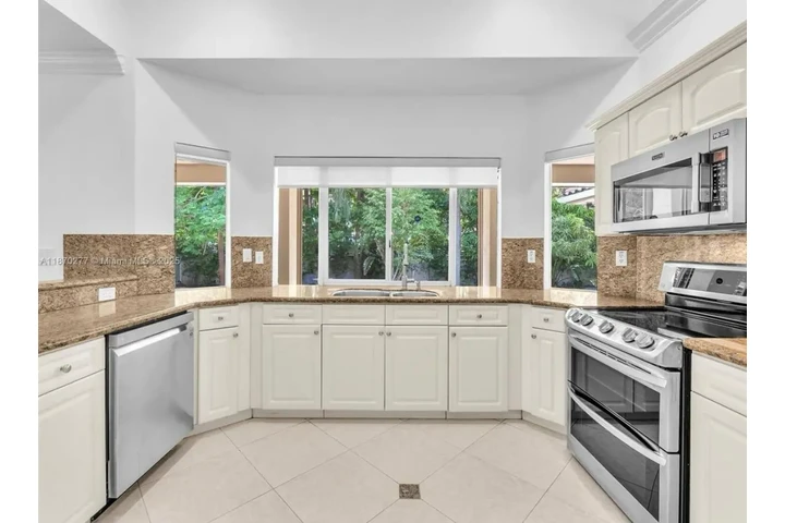 $2500 : 3 bedroom Home in Coral Gables image 5