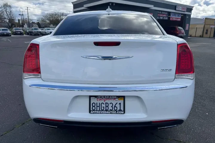 $12498 : 2018 300 Limited image 7