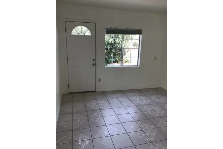 $1600 : 2br - 700ft2 image 10