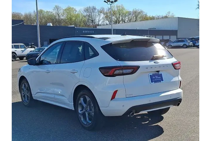 $25437 : Ford Escape 2023 ST-Line 4dr image 4