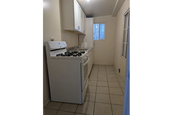 $1200 : Cuarto de renta image 1