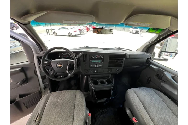 2015 Express G3500 139" image 9