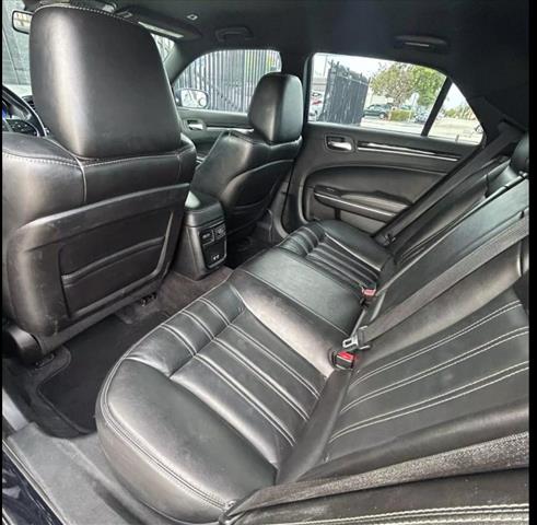 $17900 : Chrysler 300 image 1