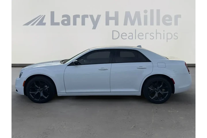 $28692 : Chrysler 300 2023 Touring 4d image 2