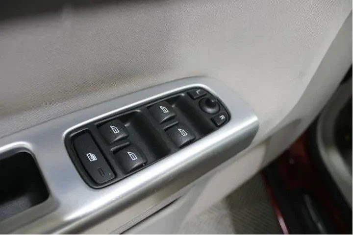 $10985 : Volvo V50 2011 T5 4dr Wagon image 6