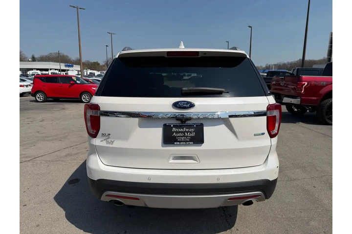 2016 Explorer XLT image 3