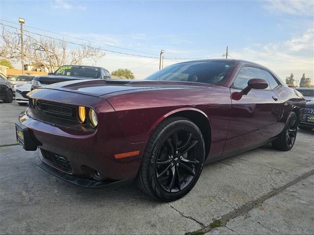 $19995 : 2018 Challenger SXT image 1