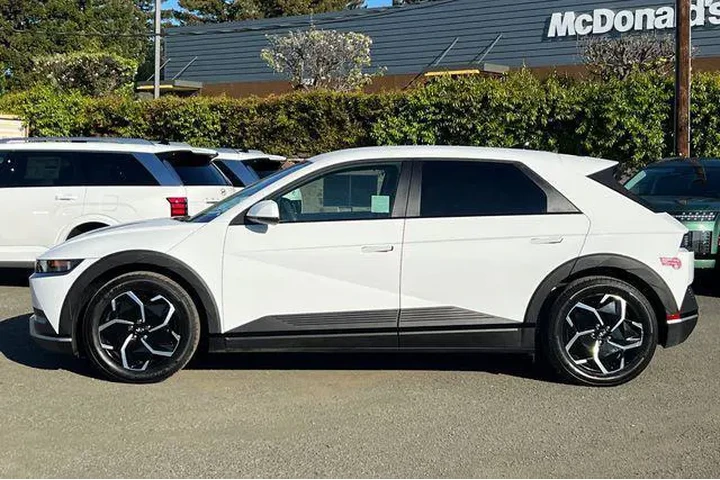 $23390 : Hyundai IONIQ 5 2024 SE 4dr image 10