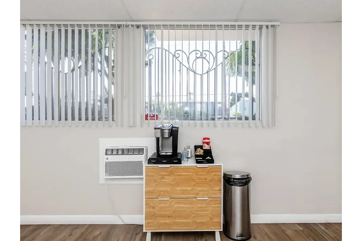 $899 : Single Family Home image 4