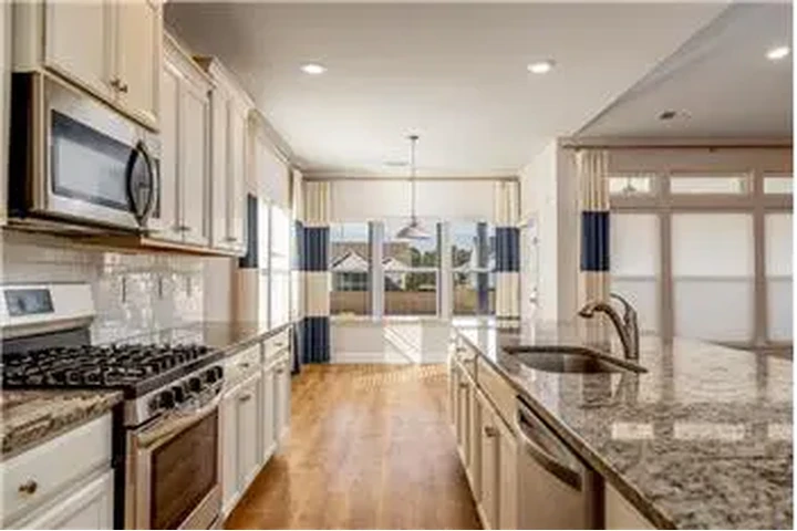 $3500 : Rental property with 3 bedro image 6