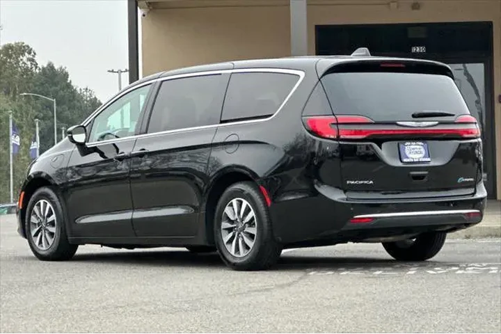 $28490 : Chrysler Pacifica Plug-In Hy image 6