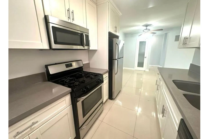$1200 : RENTO MODERNO Y FUNCIONAL APT! image 2