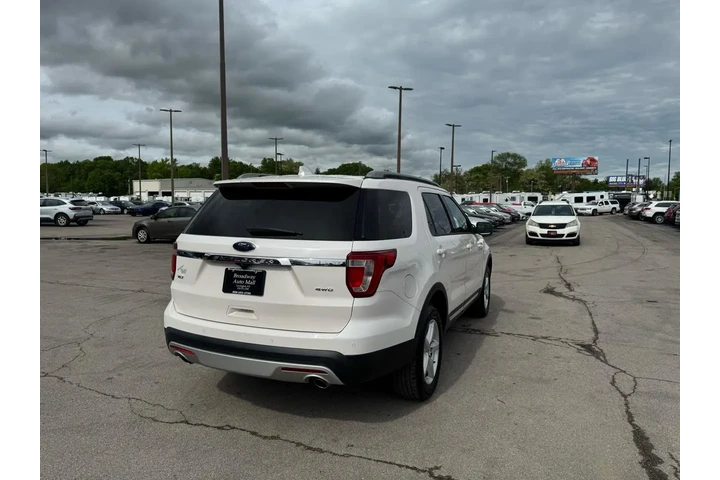 2016 Explorer 4WD 4dr XLT image 2