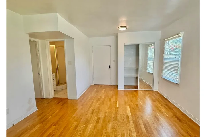$2385 : 3 Bedroom House in Maywood image 6