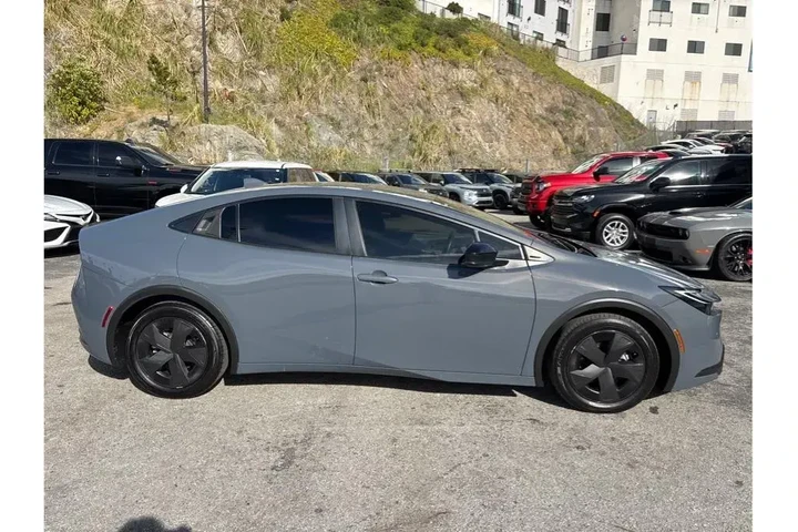$28498 : Toyota Prius 2023 LE 4dr Hat image 6