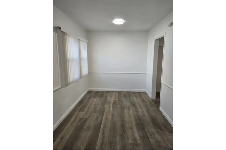 $1500 : Authentically  pleasing house image 7