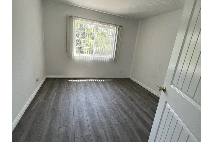 $2000 : 2 bed 2 bath image 4