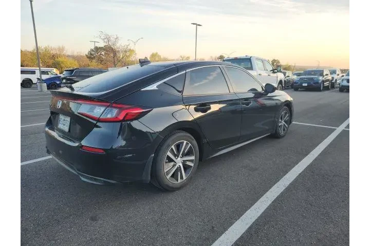 $21790 : Honda Civic 2023 LX 4dr Hatc image 3