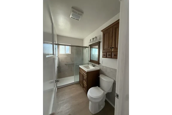 $1490 : Downey 2 & 2 Available image 3