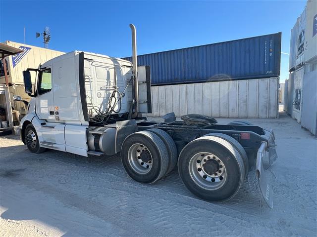 $50000 : Camión Volvo VNL64T400 image 2