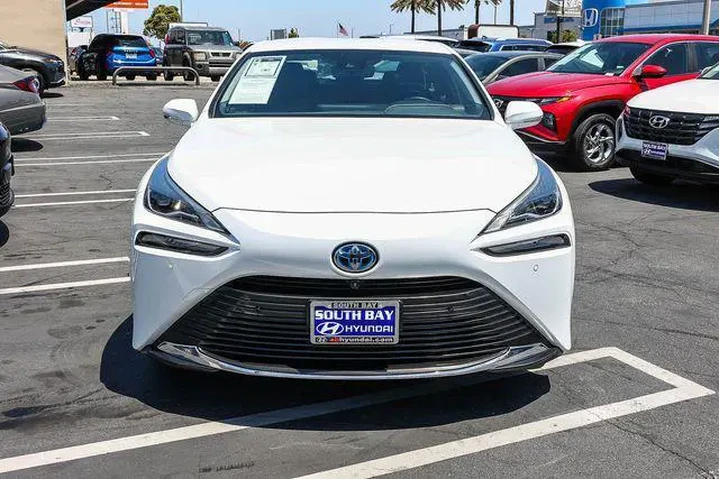 $9898 : Toyota Mirai 2022 XLE 4dr Se image 2