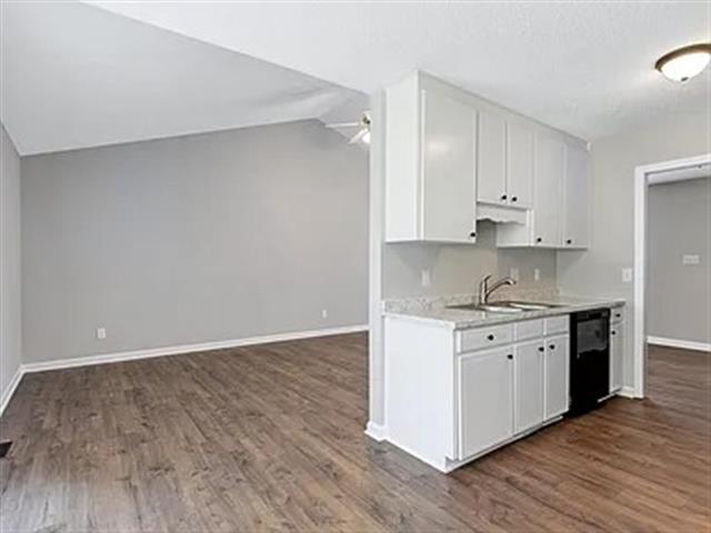 $900 : Beautifully UPDATED 3 bedroom/ image 3