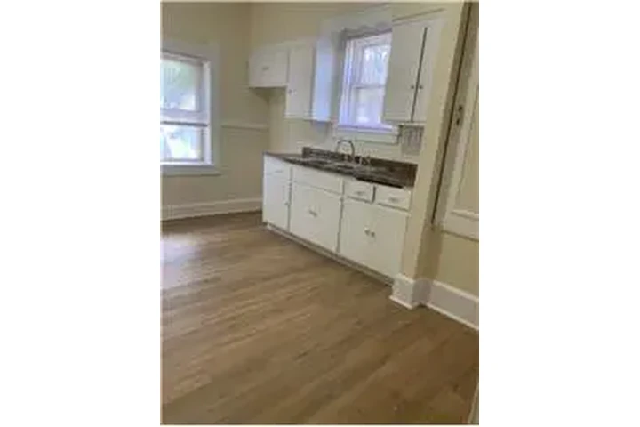 $900 : Rental property with 1 bedro image 2