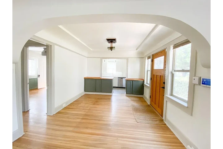 $1175 : Santa Ana Available 2 & 1 image 3
