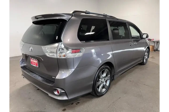 $13922 : Toyota Sienna 2015 image 3