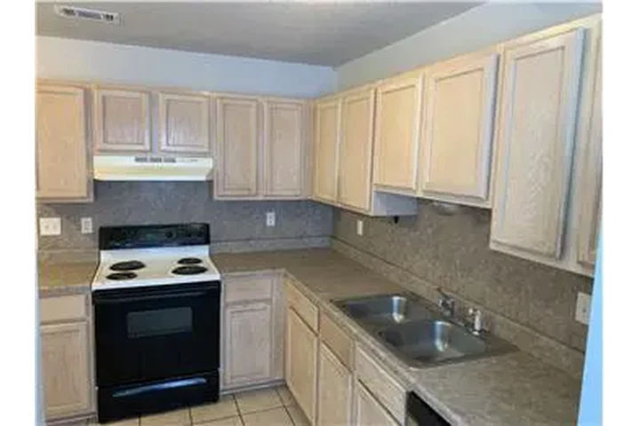 $800 : Rental property with 2 bedro image 8