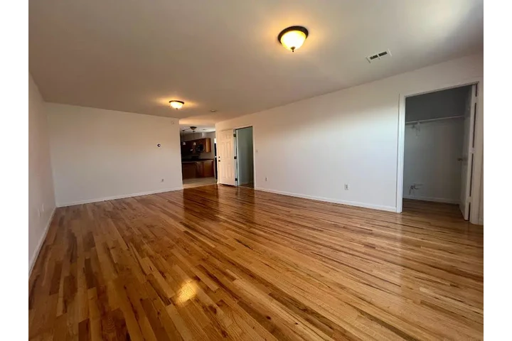 $2500 : COMODO APARTAMENTO image 2