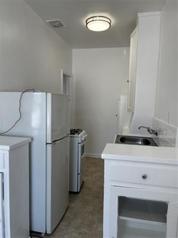 $1300 : Spacious Studio apartment image 4