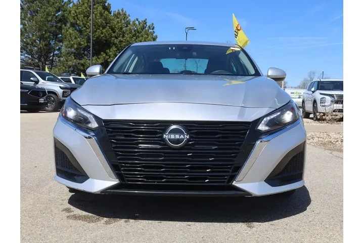 $17477 : Nissan Altima 2023 2.5 SV 4d image 2