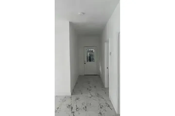 $3800 : ¡Casa Remodelada! 5-Rec/2-Bañ image 6