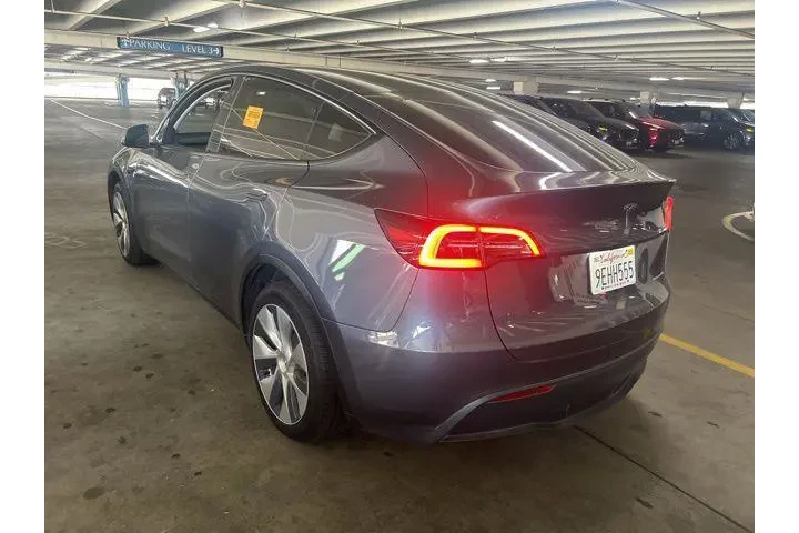 $31995 : Tesla Model Y 2023 AWD Long image 3