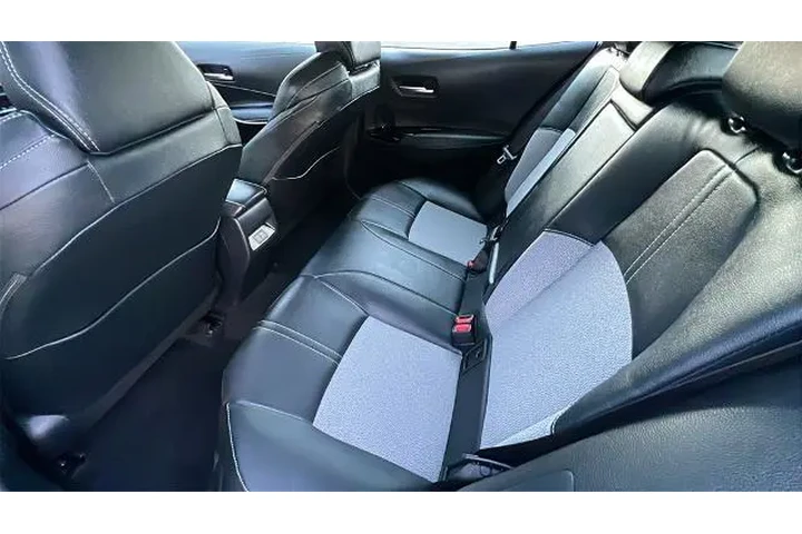 $27175 : Toyota Corolla Hatchback 202 image 9