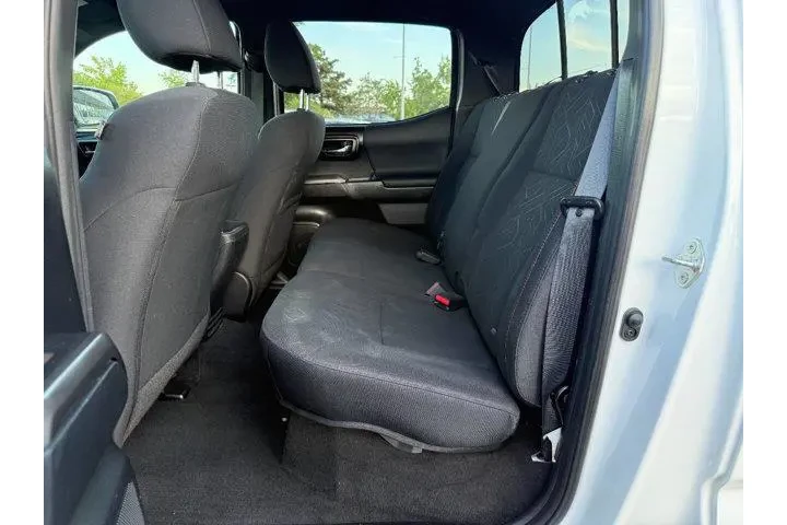 $27641 : Toyota Tacoma 2017 4x2 TRD O image 6