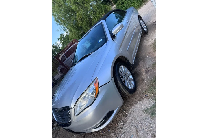 $2000 : Chrysler 200 image 3