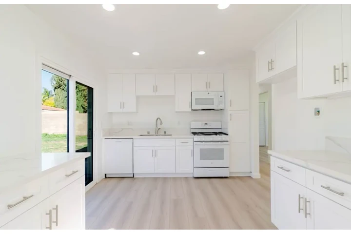 $2490 : 3 Bed 2 Bath Home in south LA image 4