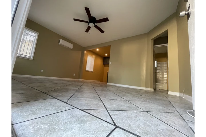 $2600 : Apart. /Casa Style Bell Garden image 2