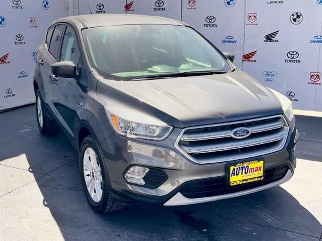 Used 2017 Escape SE FWD for s image 1