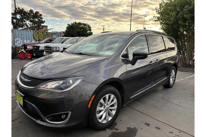 $16999 : 2019 Pacifica Touring L image 2